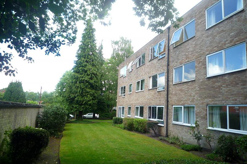 2 bedroom apartment to rent - Southwood Court, Pine Grove, Weybridge, KT13 - Property View 1